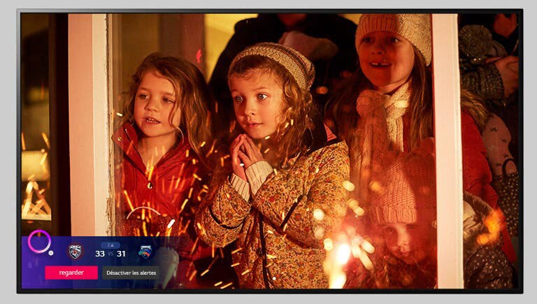 Écran de téléviseur montrant une scène d’un film de Noël avec une Sports Alert