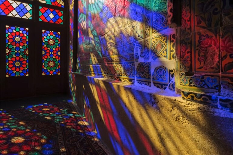 Une scène montrant la lumière qui traverse des vitraux pour projeter des couleurs sur un mur (lire la vidéo).