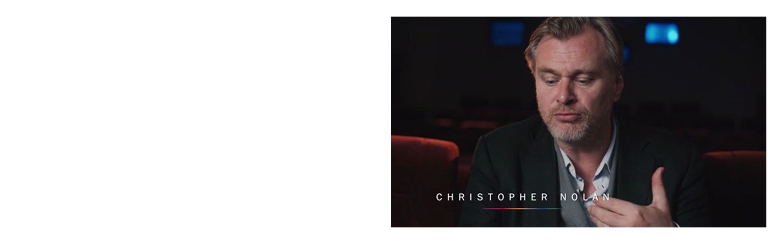 Christopher Nolan menant une interview dans une salle de cinéma