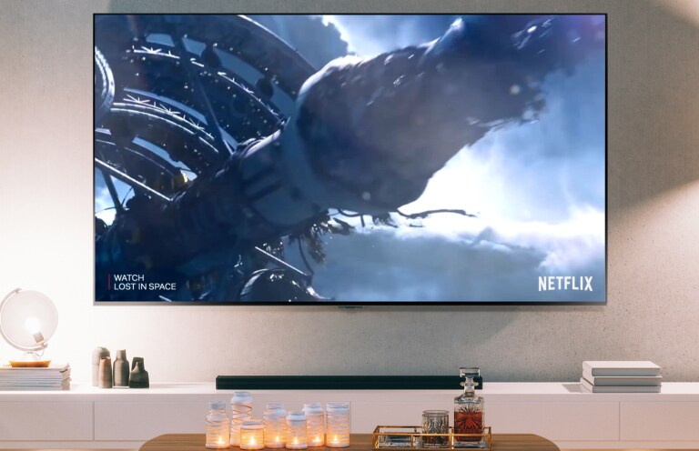 Un écran de télévision montrant un clip de Lost in Space S2 sur Netflix (lire la vidéo).