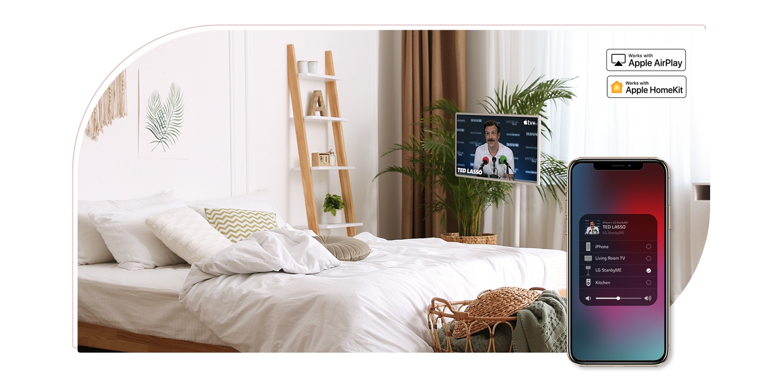 Un téléviseur est placé dans une chambre confortable et l’écran affiche une émission de télévision – TED LASSO. Sur la même image, un appareil mobile affiche l’interface utilisateur AirPlay sur son écran. Le logo Apple AirPlay et le logo Apple HomeKit sont placés dans le coin supérieur droit de l’image.