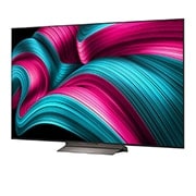 LG Smart TV LG OLED evo AI 4K C5 2025 65 pouces, Espace salon avec une LG OLED TV à fixation murale. Sur la TV se trouve une chaîne de montagnes face à un ciel sombre et nocturne rempli d’étoiles. Cette scène est divisée en deux pour montrer comment, OLED65C5ELB, thumbnail 4