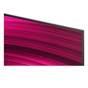 LG Smart TV LG OLED evo AI 4K C5 2025 65 pouces, Espace salon avec une LG OLED TV à fixation murale. Sur la TV se trouve une chaîne de montagnes face à un ciel sombre et nocturne rempli d’étoiles. Cette scène est divisée en deux pour montrer comment, OLED65C5ELB, thumbnail 7