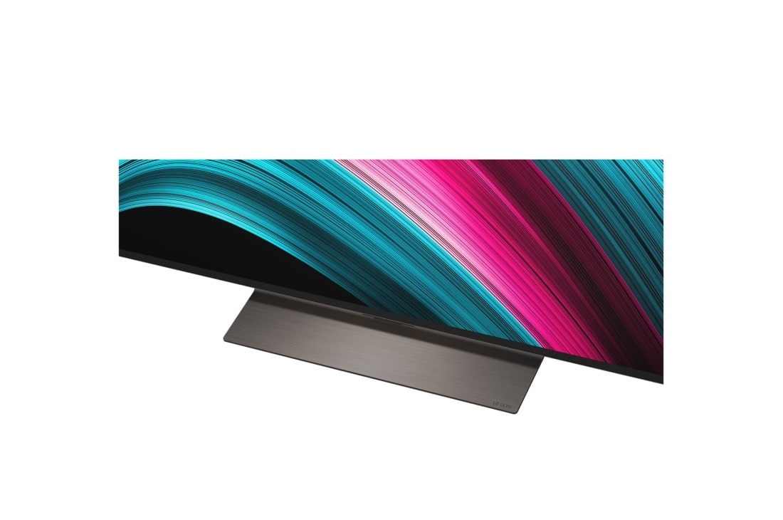 LG Smart TV LG OLED evo AI 4K C5E 2025 55 pouces, Espace salon avec une LG OLED TV à fixation murale. Sur la TV se trouve une chaîne de montagnes face à un ciel sombre et nocturne rempli d’étoiles. Cette scène est divisée en deux pour montrer comment, OLED55C5ELB, thumbnail 8