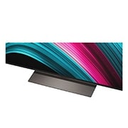 LG Smart TV LG OLED evo AI 4K C5E 2025 55 pouces, Espace salon avec une LG OLED TV à fixation murale. Sur la TV se trouve une chaîne de montagnes face à un ciel sombre et nocturne rempli d’étoiles. Cette scène est divisée en deux pour montrer comment, OLED55C5ELB, thumbnail 8