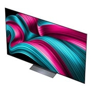 LG Smart TV LG OLED evo AI 4K C5 2025 77 pouces, Feu de camp la nuit en plein milieu de la nature. Au loin se trouve une forêt et un lac. Le ciel nocturne est rempli d’étoiles. Toute la scène est divisée en deux. Un côté est plus sombre et plus tern, OLED77C54LA, thumbnail 6