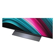 LG Smart TV LG OLED evo AI 4K C5 2025 55 pouces, Espace salon avec une LG OLED TV à fixation murale. Sur la TV se trouve une chaîne de montagnes face à un ciel sombre et nocturne rempli d’étoiles. Cette scène est divisée en deux pour montrer comment, OLED55C54LA, thumbnail 8
