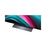 LG Smart TV LG OLED evo AI 4K C5 2025 48 pouces, Espace salon avec une LG OLED TV à fixation murale. Sur la TV se trouve une chaîne de montagnes face à un ciel sombre et nocturne rempli d’étoiles. Cette scène est divisée en deux pour montrer comment, OLED48C54LA, thumbnail 8
