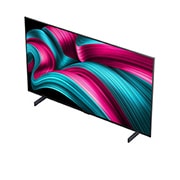 LG Smart TV LG OLED evo AI 4K C5E 2025 42 pouces, Feu de camp la nuit en plein milieu de la nature. Au loin se trouve une forêt et un lac. Le ciel nocturne est rempli d’étoiles. Toute la scène est divisée en deux. Un côté est plus sombre et plus tern, OLED42C5ELB, thumbnail 6