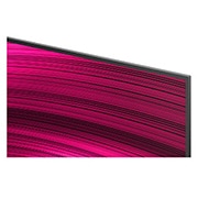 LG Smart TV LG OLED evo AI 4K C5E 2025 42 pouces, Espace salon avec une LG OLED TV à fixation murale. Sur la TV se trouve une chaîne de montagnes face à un ciel sombre et nocturne rempli d’étoiles. Cette scène est divisée en deux pour montrer comment, OLED42C5ELB, thumbnail 7