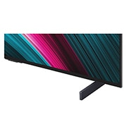 LG Smart TV LG OLED evo AI 4K C5E 2025 42 pouces, Espace salon avec une LG OLED TV à fixation murale. Sur la TV se trouve une chaîne de montagnes face à un ciel sombre et nocturne rempli d’étoiles. Cette scène est divisée en deux pour montrer comment, OLED42C5ELB, thumbnail 8