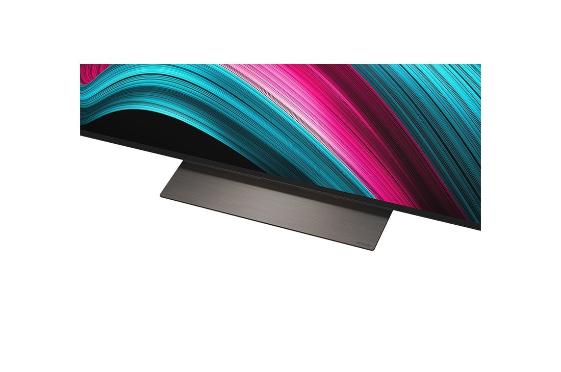 LG Smart TV LG OLED evo AI 4K C5E 2025 48 pouces, Espace salon avec une LG OLED TV à fixation murale. Sur la TV se trouve une chaîne de montagnes face à un ciel sombre et nocturne rempli d’étoiles. Cette scène est divisée en deux pour montrer comment, OLED48C5ELB, thumbnail 8