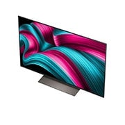 LG Smart TV LG OLED evo AI 4K C5E 2025 48 pouces, Feu de camp la nuit en plein milieu de la nature. Au loin se trouve une forêt et un lac. Le ciel nocturne est rempli d’étoiles. Toute la scène est divisée en deux. Un côté est plus sombre et plus tern, OLED48C5ELB, thumbnail 6