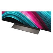 LG Smart TV LG OLED evo AI 4K C5E 2025 48 pouces, Espace salon avec une LG OLED TV à fixation murale. Sur la TV se trouve une chaîne de montagnes face à un ciel sombre et nocturne rempli d’étoiles. Cette scène est divisée en deux pour montrer comment, OLED48C5ELB, thumbnail 8