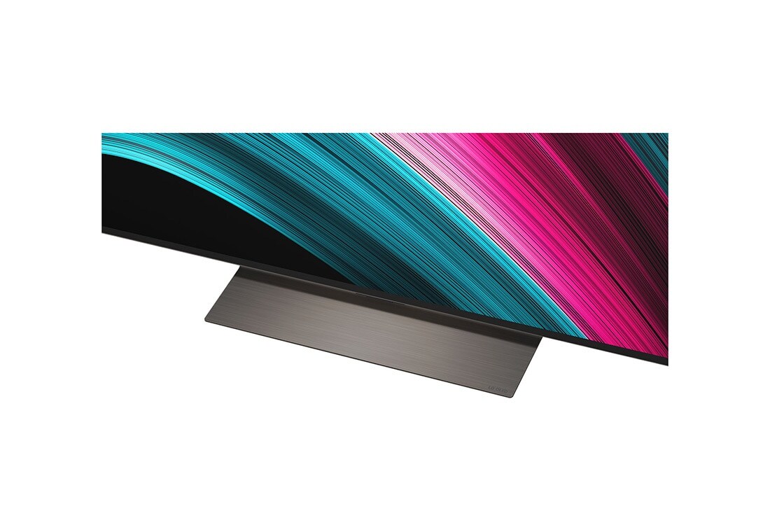 LG Smart TV LG OLED evo AI 4K C5E 2025 77 pouces, Espace salon avec une LG OLED TV à fixation murale. Sur la TV se trouve une chaîne de montagnes face à un ciel sombre et nocturne rempli d’étoiles. Cette scène est divisée en deux pour montrer comment, OLED77C5ELB, thumbnail 7