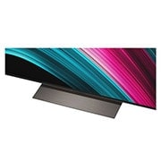 LG Smart TV LG OLED evo AI 4K C5E 2025 77 pouces, Espace salon avec une LG OLED TV à fixation murale. Sur la TV se trouve une chaîne de montagnes face à un ciel sombre et nocturne rempli d’étoiles. Cette scène est divisée en deux pour montrer comment, OLED77C5ELB, thumbnail 7