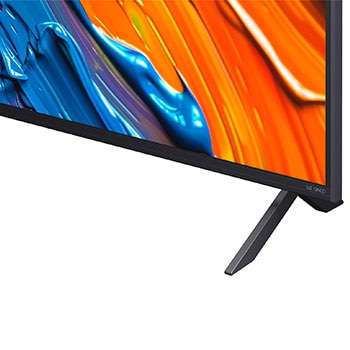 LG Smart TV LG QNED AI QNED82 4K 2025 55 pouces, Comparaison avant et après de la façon dont la mise à l’échelle supérieure LG 4K améliore la qualité d’image. Deux panneaux montrant la même image d’un oiseau coloré assis sur une branche dans une for, 55QNED82A6B, thumbnail 8