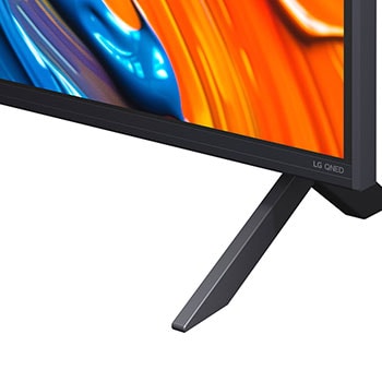 LG Smart TV LG QNED AI QNED82 4K 2025 43 pouces, Comparaison avant et après de la façon dont la mise à l’échelle supérieure LG 4K améliore la qualité d’image. Deux panneaux montrant la même image d’un oiseau coloré assis sur une branche dans une for, 43QNED82A6B, thumbnail 8