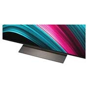 LG Smart TV LG OLED evo AI 4K C5 2025 55 pouces, Espace salon avec une LG OLED TV à fixation murale. Sur la TV se trouve une chaîne de montagnes face à un ciel sombre et nocturne rempli d’étoiles. Cette scène est divisée en deux pour montrer comment, OLED55C56LB, thumbnail 8