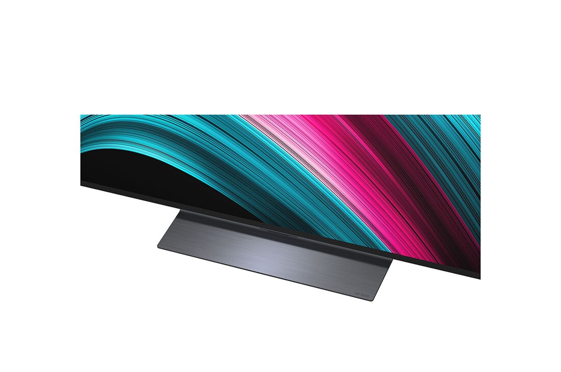 LG Smart TV LG OLED evo AI 4K C5 2025 65 pouces, Espace salon avec une LG OLED TV à fixation murale. Sur la TV se trouve une chaîne de montagnes face à un ciel sombre et nocturne rempli d’étoiles. Cette scène est divisée en deux pour montrer comment, OLED65C55LA, thumbnail 8