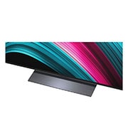 LG Smart TV LG OLED evo AI 4K C5 2025 65 pouces, Espace salon avec une LG OLED TV à fixation murale. Sur la TV se trouve une chaîne de montagnes face à un ciel sombre et nocturne rempli d’étoiles. Cette scène est divisée en deux pour montrer comment, OLED65C55LA, thumbnail 8