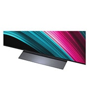 LG Smart TV LG OLED evo AI 4K C5 2025 77 pouces, Espace salon avec une LG OLED TV à fixation murale. Sur la TV se trouve une chaîne de montagnes face à un ciel sombre et nocturne rempli d’étoiles. Cette scène est divisée en deux pour montrer comment, OLED77C55LA, thumbnail 8