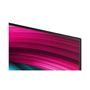 LG Smart TV LG OLED evo AI 4K C5 2025 48 pouces, Espace salon avec une LG OLED TV à fixation murale. Sur la TV se trouve une chaîne de montagnes face à un ciel sombre et nocturne rempli d’étoiles. Cette scène est divisée en deux pour montrer comment, OLED48C55LA, thumbnail 7