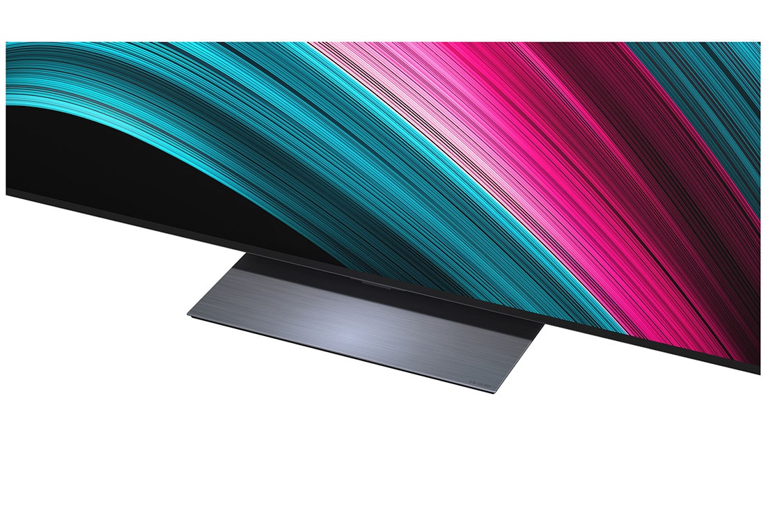 LG Smart TV LG OLED evo AI 4K C5 2025 83 pouces, Espace salon avec une LG OLED TV à fixation murale. Sur la TV se trouve une chaîne de montagnes face à un ciel sombre et nocturne rempli d’étoiles. Cette scène est divisée en deux pour montrer comment, OLED83C56LA, thumbnail 8