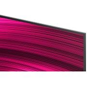 LG Smart TV LG OLED evo AI 4K C5 2025 83 pouces, Espace salon avec une LG OLED TV à fixation murale. Sur la TV se trouve une chaîne de montagnes face à un ciel sombre et nocturne rempli d’étoiles. Cette scène est divisée en deux pour montrer comment, OLED83C56LA, thumbnail 7