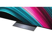 LG Smart TV LG OLED evo AI 4K C5 2025 83 pouces, Espace salon avec une LG OLED TV à fixation murale. Sur la TV se trouve une chaîne de montagnes face à un ciel sombre et nocturne rempli d’étoiles. Cette scène est divisée en deux pour montrer comment, OLED83C56LA, thumbnail 8