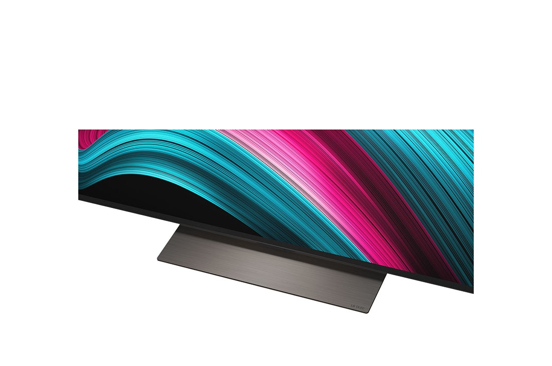 LG Smart TV LG OLED evo AI 4K C5 2025 48 pouces, Espace salon avec une LG OLED TV à fixation murale. Sur la TV se trouve une chaîne de montagnes face à un ciel sombre et nocturne rempli d’étoiles. Cette scène est divisée en deux pour montrer comment, OLED48C56LB, thumbnail 8