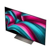 LG Smart TV LG OLED evo AI 4K C5 2025 48 pouces, Feu de camp la nuit en plein milieu de la nature. Au loin se trouve une forêt et un lac. Le ciel nocturne est rempli d’étoiles. Toute la scène est divisée en deux. Un côté est plus sombre et plus tern, OLED48C56LB, thumbnail 6