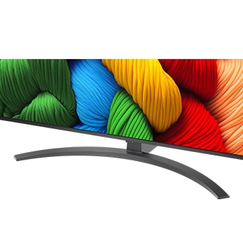 LG Smart TV LG NanoCell AI NANO81 2025 4K 65 pouces, Comparaison avant et après de la façon dont la mise à l’échelle supérieure LG 4K améliore la qualité d’image. Deux panneaux montrant la même image d’un oiseau coloré assis sur une branche dans une for, 65NANO81A6A, thumbnail 7