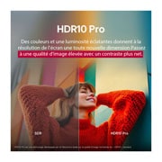 LG Smart TV LG UHD AI UA73 4K de 43 pouces 2025, Une photo d’une fille portant un pull rouge divisée en bas du milieu pour montrer le côté gauche en SDR et le côté droit en HDR10 Pro. Le côté droit de l’image est plus net et contrasté comparé au côt, 43UA73006LA, thumbnail 7