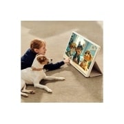 LG Écran tactile portable LG StanbyME 2 Super de 27 pouces, A girl with her puppy is watching a show on the LG StanbyME 2. The folio cover is used and the screen is propped up like a tablet. , 27LX6TDGA, thumbnail 8