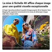 LG Smart TV LG QNED evo AI QNED86 Mini LED 4K 2026 55 pouces, La Mini LED LG QNED evo AI QNED85 avec AI Picture Pro et Dynamic Tone Mapping Pro montre une scène de style de vie extérieur à faible angle avec deux personnes parmi des fleurs éclatantes, tandis que , 55QNED86B6B, thumbnail 11