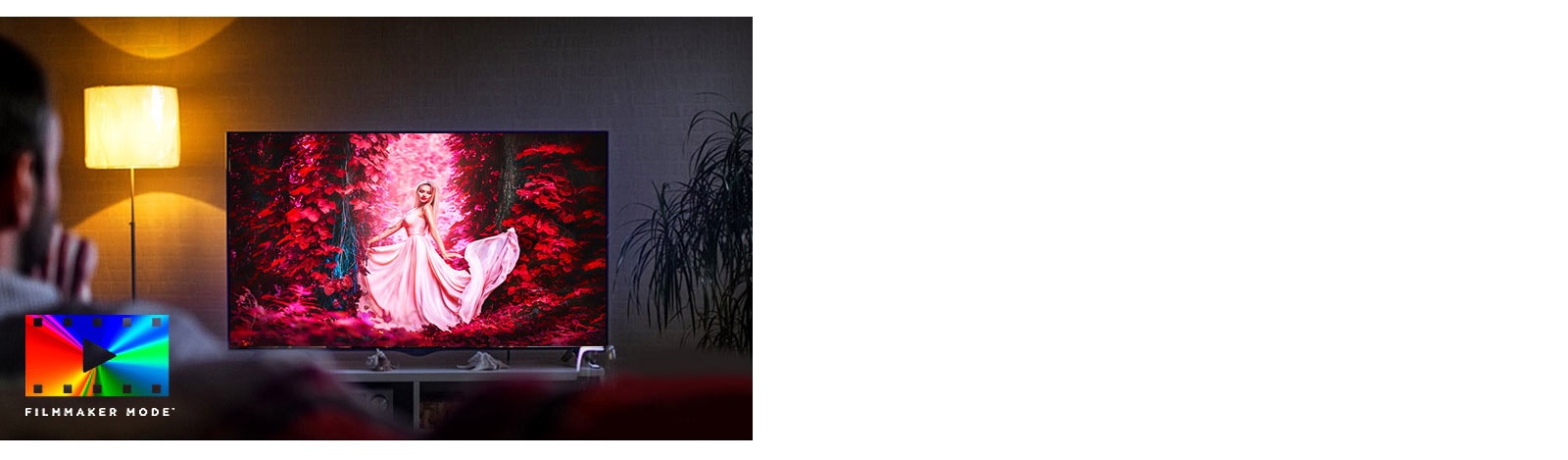 Un homme assis sur un canapé dans le salon, regardant un film coloré sur l'écran du téléviseur.