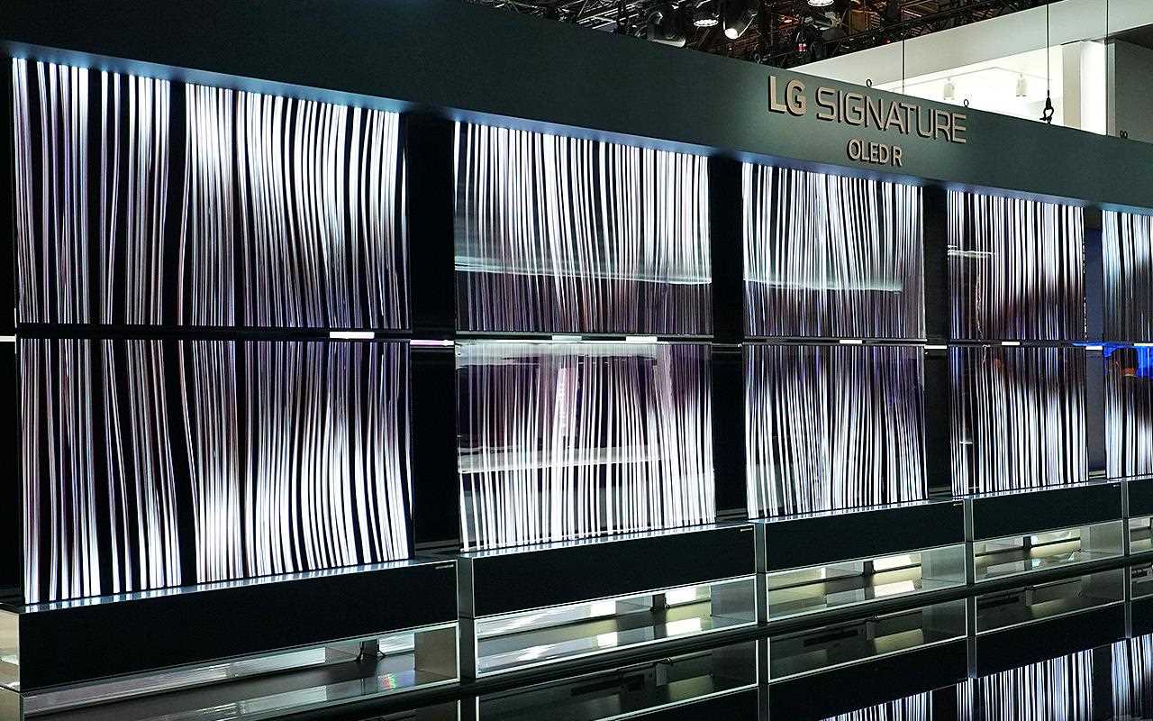 Line View est démontré sur les téléviseurs OLED enroulables de LG.