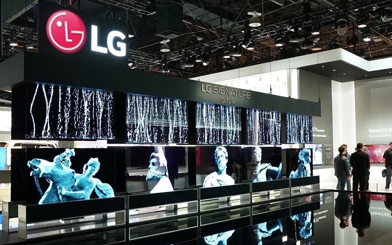 Plusieurs téléviseurs OLED enroulables LG SIGNATURE au CES 2020.