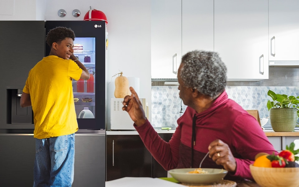 adolescent et parent âgé utilisant des réfrigérateurs congélateurs lg de type américain