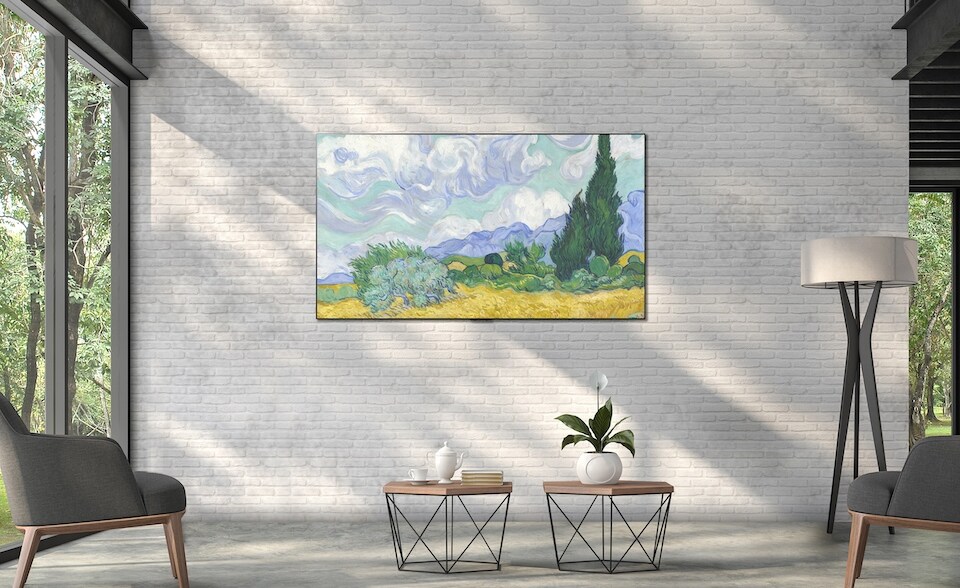 Une image d'un salon avec un mur de briques et un téléviseur LG OLED evo accroché au mur.