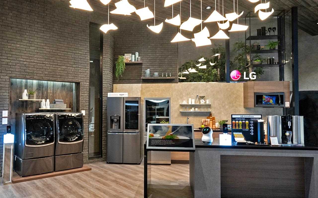 La zone LG ThinQ disposait de tout le nécessaire; de CLOi Home aux machines à laver intelligentes, aux aspirateurs, aux réfrigérateurs et même la machine à bière |EN savoir plus sur le LG MAGAZINE