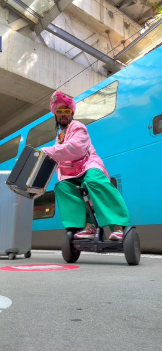 Un homme prend une pose spectaculaire sur un Segway