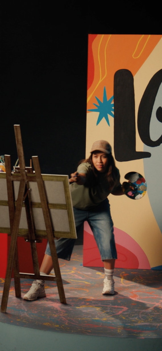 Une femme peintre peint sur une toile