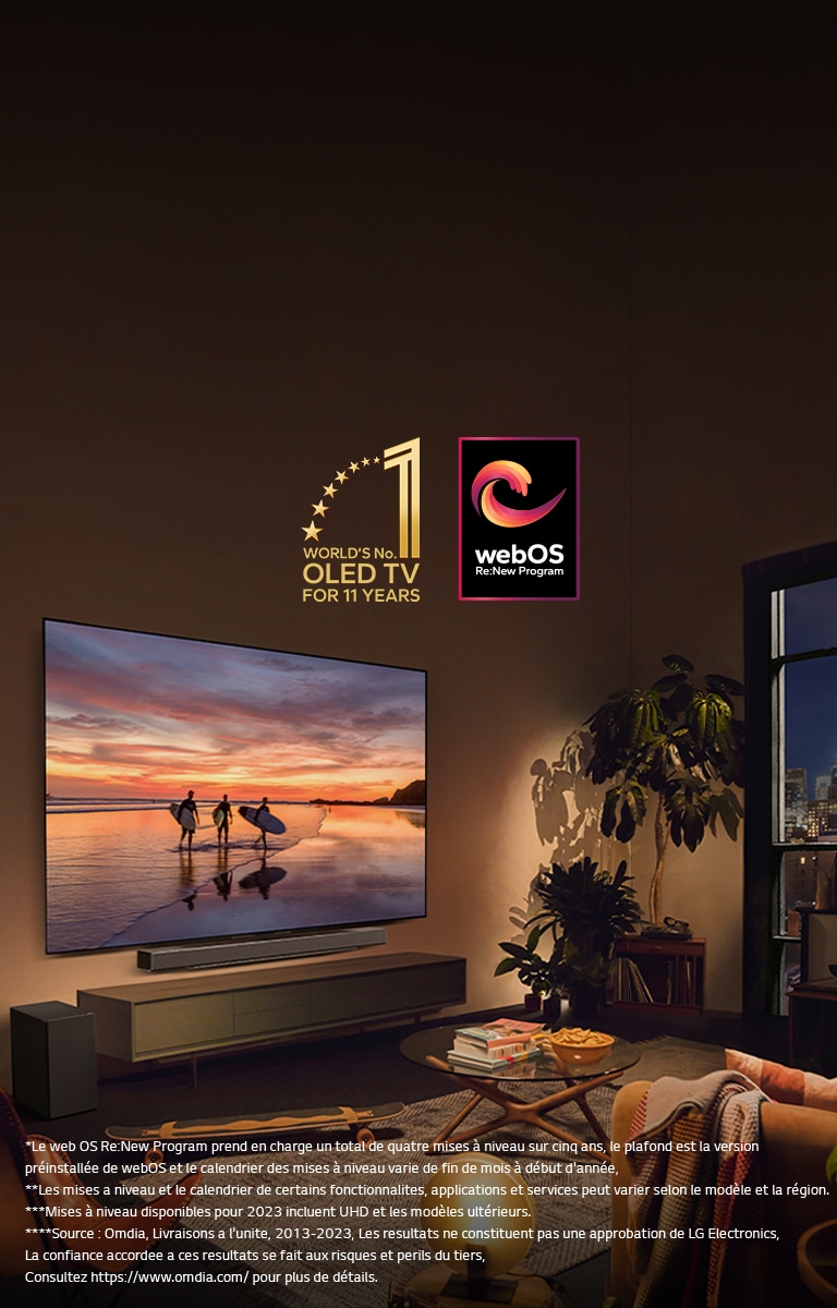 LG OLED evo C4 monté sur le mur dans un salon confortable en soirée avec une LG Soundbar installée en dessous. La TV affiche un coucher de soleil sur une plage avec des silhouettes de trois surfeurs. Deux femmes assises sur le sofa en face de la TV se penchent vers la TV et la Soundbar. L’emblème OLED TV 11 ans numéro 1 mondial et le logo du programme webOS Re:New sont sur l’image. Une notice indique : « Le webOS Re:New Program prend en charge un total de quatre mises à niveau sur cinq ans, le plafond est la version préinstallée de webOS et le calendrier des mises à niveau varie de fin de mois à début d’année. » « Les mises à niveau et le calendrier de certains fonctionnalités, applications et services peut varier selon le modèle et la région. »  « Mises à niveau disponibles pour 2023 incluent UHD et les modèles ultérieurs. » « Source : Omdia. Livraisons à l’unité, 2013-2023. Les résultats ne constituent pas une approbation de LG Electronics. La confiance accordée à ces résultats se fait aux risques et périls du tiers. Consultez https://www.omdia.com/ pour plus de détails. »