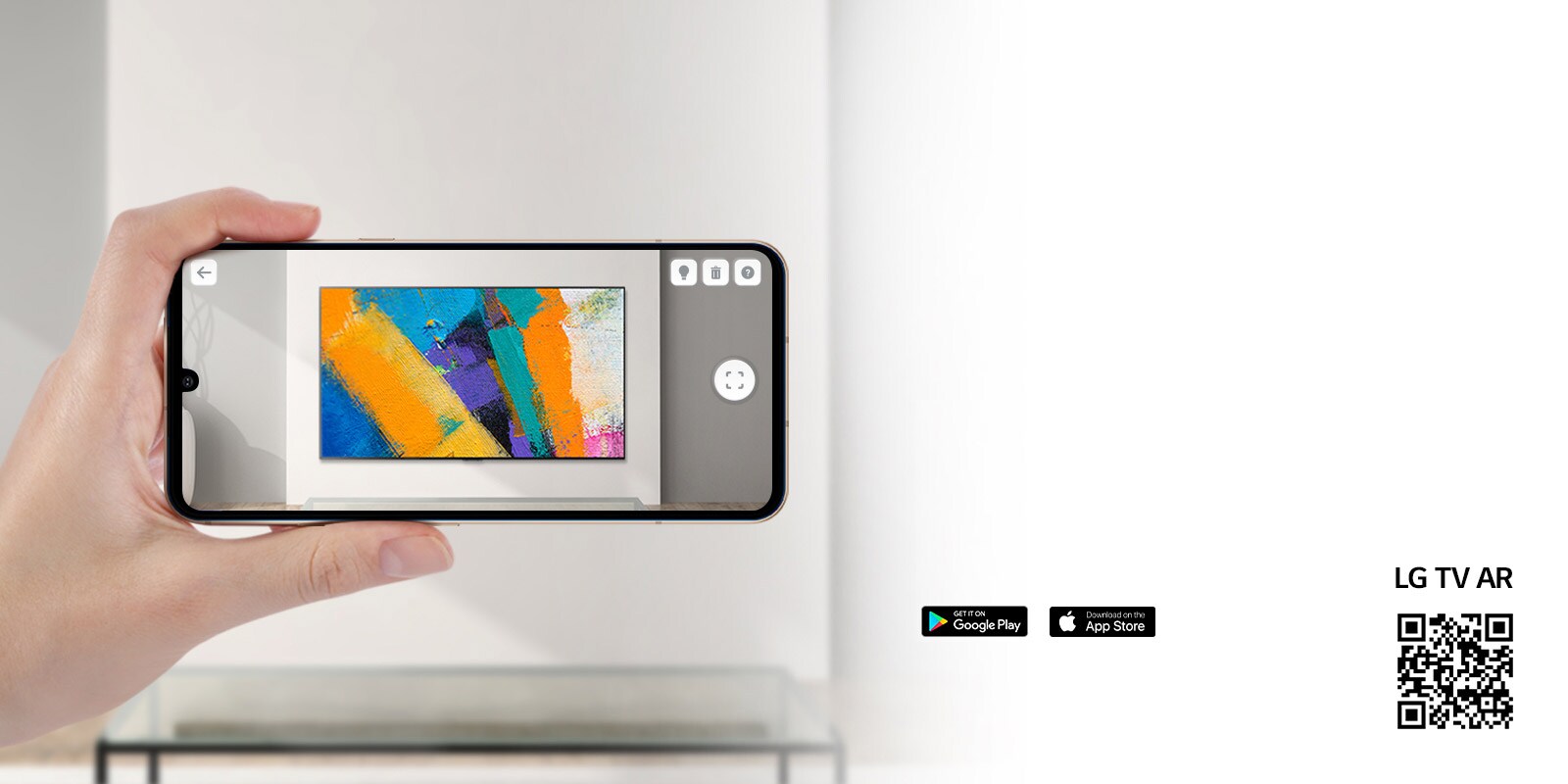 Човек, който използва приложението LG TV AR на телефон, и QR код, осъществяващ връзка с LG TV AR (http://www.lgtvism.com/lgtvar)