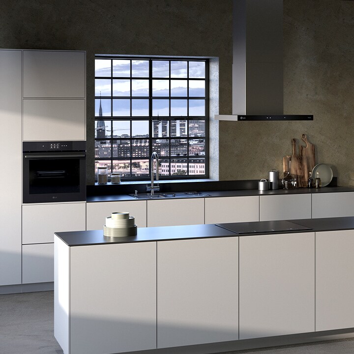 Снимка на интериора на кухнята с вградена фурна, аспиратор и LG индукционен плот.