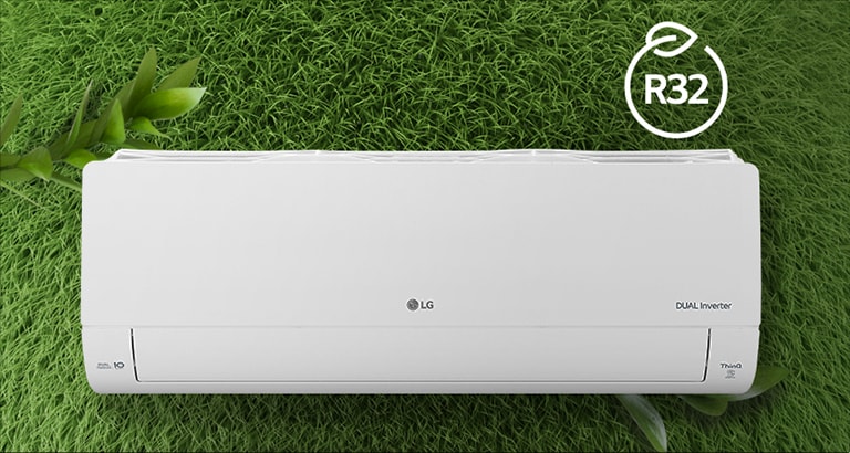 Климатикът LG е монтиран на стена от трева. Логото за енергийна ефективност R32 е в горния десен ъгъл.