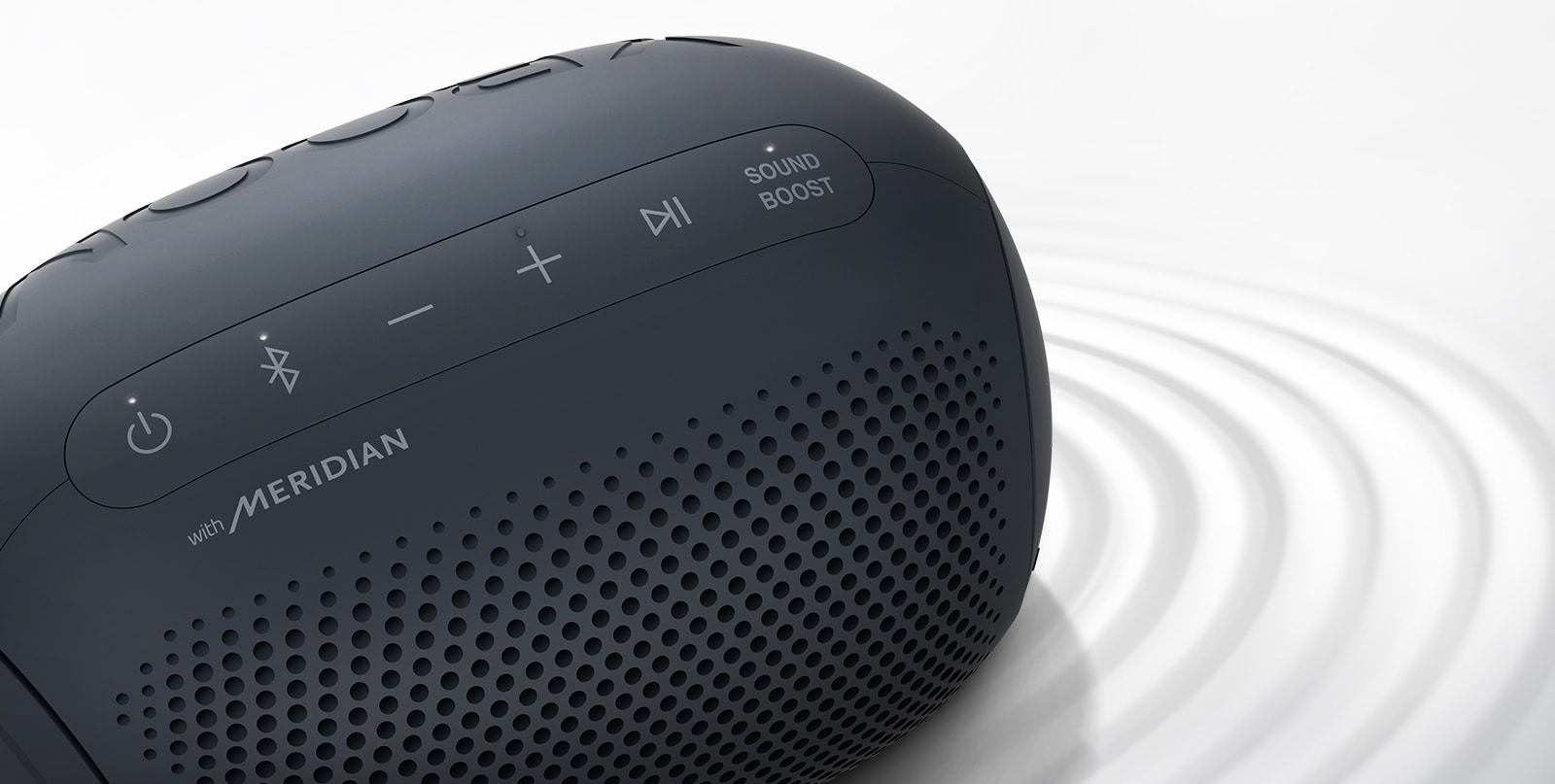 LG XBOOM Go на бял фон, обърнат с горната си дясна част напред, под продукта има вълнообразен ефект.