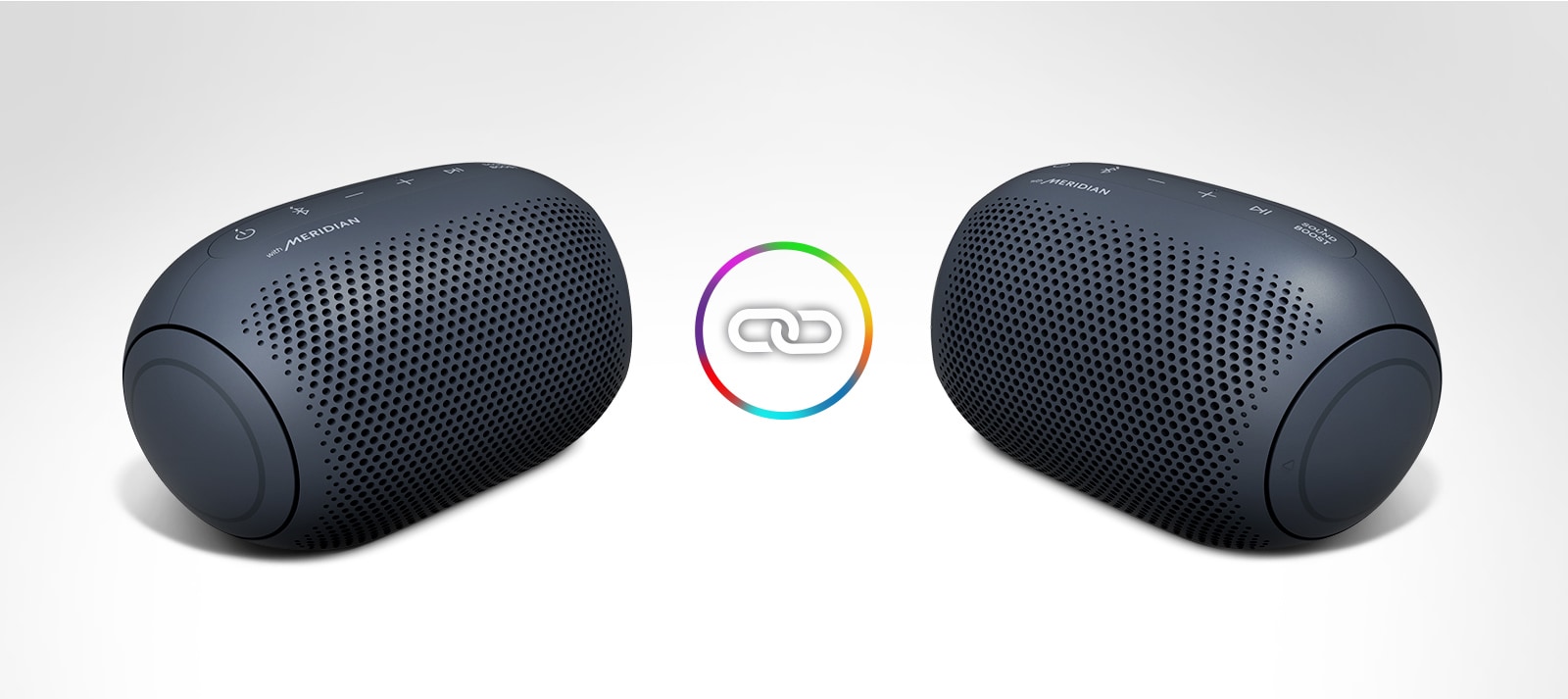 Два LG XBOOM Go са поставени на бял фон, а между тях има икона с пръстен.